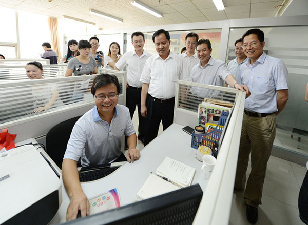 省委常委、常務副省長陳肇雄一行到訪高新區(qū)大學生創(chuàng)業(yè)園.jpg